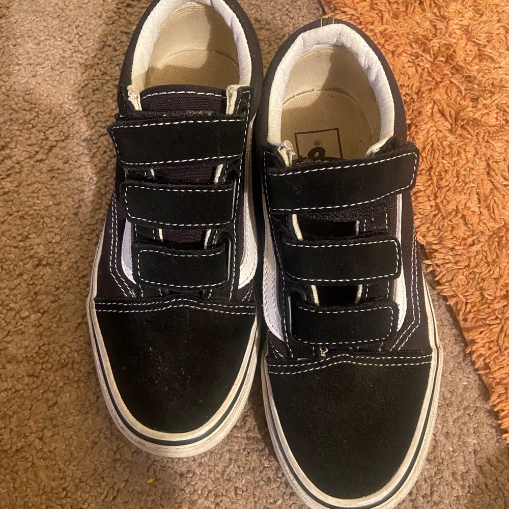 Black 3 Strap Vans. In Great Condition